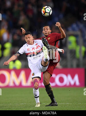 Rom, Italien. 18 Apr, 2018. Von Genua Gianluca Lapadula (L) konkurriert mit Roma's Juan Jesus während einer Serie ein Fußballspiel zwischen Roma und Genua in Rom, Italien, 18. April 2018. Roma gewann 2-1. Credit: Alberto Lingria/Xinhua/Alamy leben Nachrichten Stockfoto