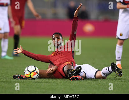 Rom, Italien. 18 Apr, 2018. Roma's Gerson konkurriert während einer Serie ein Fußballspiel zwischen Roma und Genua in Rom, Italien, 18. April 2018. Roma gewann 2-1. Credit: Alberto Lingria/Xinhua/Alamy leben Nachrichten Stockfoto