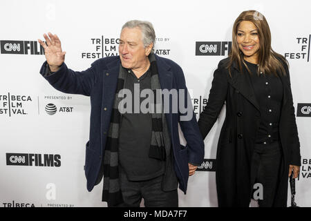 New York, NY, USA. 18 Apr, 2018. ROBERT DENIRO und seine Frau GRACE HIGHTOWER im Tribeca Film Festival roter Teppich Ankünfte für den Film ''Liebe, Gilda'' im Beacon Theater in New York City am 18. April 2018 Credit: Michael Brochstein/ZUMA Draht/Alamy leben Nachrichten Stockfoto