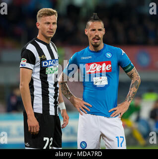 Marek Hamsik des SSC Napoli und Antonín Barák von Udinese in der Serie ein Fußballspiel zwischen SSC Napoli und Udinese Calcio San Paolo Stadion gesehen. Stockfoto