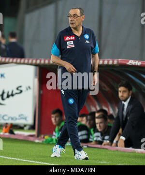 Trainer der SSC Napoli Maurizio Sarri Gesten während der Serie ein Fußballspiel zwischen SSC Napoli und Udinese Calcio San Paolo Stadions. (Endstand Napoli 4 - 2 Udinese) Stockfoto