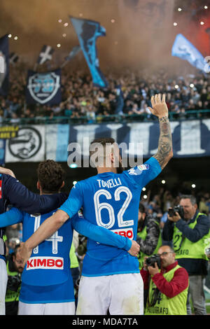 Lorenzo Tonelli des SSC Napoli feiert den Sieg in der Serie A Fußballspiel zwischen SSC Napoli und Udinese Calcio San Paolo Stadions. (Endstand Napoli 4 - 2 Udinese) Stockfoto