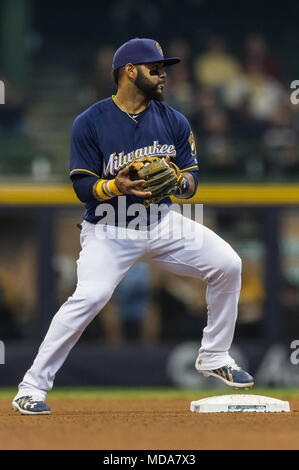 Milwaukee, WI, USA. 18 Apr, 2018. Milwaukee Brewers zweiter Basisspieler Jonathan Villar Nr. 5 in Aktion während der Major League Baseball Spiel zwischen den Milwaukee Brewers und die Cincinnati Reds am Miller Park in Milwaukee, WI. John Fisher/CSM/Alamy leben Nachrichten Stockfoto