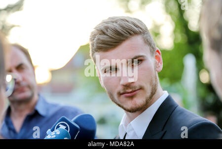 18 April 2018, Deutschland, Leipzig: Fußball, Deutscher Fußballspieler Timo Werner spricht mit Journalisten während der Rezeption der Russischen Generalkonsulat. 57 Tage vor dem Anpfiff der Wm in Russland, der 22 Jahre alte Profi Fußballer von RB Leipzig erhält in Wm-Stimmung. Foto: Jan Woitas/dpa-Zentralbild/dpa Stockfoto