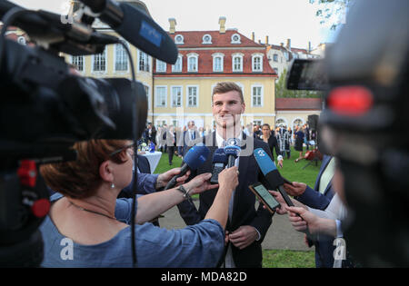 18 April 2018, Deutschland, Leipzig: Fußball, Deutscher Fußballspieler Timo Werner spricht mit Journalisten während der Rezeption der Russischen Generalkonsulat. 57 Tage vor dem Anpfiff der Wm in Russland, der 22 Jahre alte Profi Fußballer von RB Leipzig erhält in Wm-Stimmung. Foto: Jan Woitas/dpa-Zentralbild/dpa Stockfoto