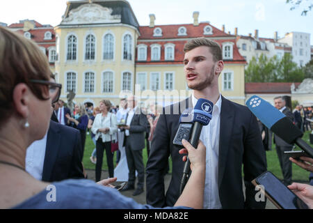 18 April 2018, Deutschland, Leipzig: Fußball, Deutscher Fußballspieler Timo Werner spricht mit Journalisten während der Rezeption der Russischen Generalkonsulat. 57 Tage vor dem Anpfiff der Wm in Russland, der 22 Jahre alte Profi Fußballer von RB Leipzig erhält in Wm-Stimmung. Foto: Jan Woitas/dpa-Zentralbild/dpa Stockfoto