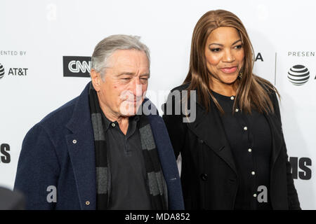 New York, USA. 18 Apr, 2018. Robert DeNiro und seine Frau Grace Hightower im Tribeca Film Festival roter Teppich Ankünfte für den Film "Liebe, Gilda' im Beacon Theater. Credit: SOPA Images Limited/Alamy leben Nachrichten Stockfoto