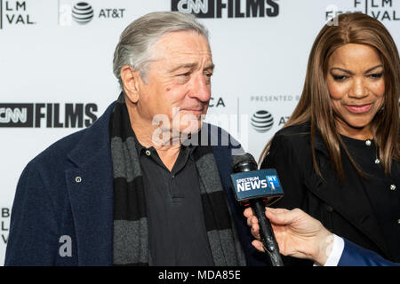 New York, USA. 18 Apr, 2018. Robert DeNiro und seine Frau Grace Hightower im Tribeca Film Festival roter Teppich Ankünfte für den Film "Liebe, Gilda' im Beacon Theater. Credit: SOPA Images Limited/Alamy leben Nachrichten Stockfoto