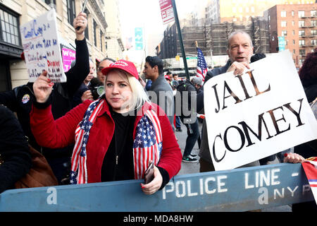 New York City, New York, USA. 18 Apr, 2018. Anti Comey Demonstranten halten Zeichen außerhalb von Barnes & Noble Union Square, wo ehemalige FBI-Direktor JAMES COMEY sein neues Buch "Eine höhere Loyalität: Wahrheit, Lügen und Führung gefördert. Credit: Nancy Kaszerman/ZUMA Draht/Alamy leben Nachrichten Stockfoto