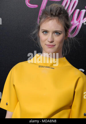 Los Angeles, USA. 18 Apr, 2018. Schauspielerin Mackenzie Davis besucht die Premiere von Focus Features'' Tully' im Regal LA Live Stadion 14. Am 18. April 2018 in Los Angeles, Kalifornien. Foto von Barry King/Alamy leben Nachrichten Stockfoto