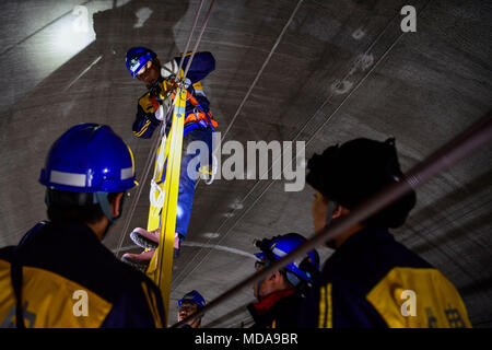 Hohhot. 17 Apr, 2018. Elektriker überprüfen Sie die elektrischen Freileitung Drähte für Hochgeschwindigkeitszüge in der Dongtucun Tunnel der Inneren Mongolei Abschnitt des Zhangjiakou-Hohhot high-speed Railway im Norden Chinas in der Inneren Mongolei das autonome Gebiet, 17. April 2018. Der 35-köpfigen Gruppe von Elektrikern prüfen und das elektrische System im Abschnitt Wartung jede Nacht nach dem letzten Bullet Train die Bahnstrecke verläuft. Ihre arbeiten bis spät in die Nacht bietet Sicherheit für den täglichen Betrieb der Eisenbahnen. Credit: Lian Zhen/Xinhua/Alamy leben Nachrichten Stockfoto