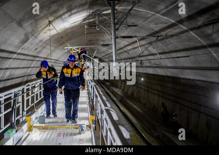 Hohhot. 17 Apr, 2018. Elektriker überprüfen Sie die elektrischen Freileitung Drähte für Hochgeschwindigkeitszüge in der Dongtucun Tunnel der Inneren Mongolei Abschnitt des Zhangjiakou-Hohhot high-speed Railway im Norden Chinas in der Inneren Mongolei das autonome Gebiet, 17. April 2018. Der 35-köpfigen Gruppe von Elektrikern prüfen und das elektrische System im Abschnitt Wartung jede Nacht nach dem letzten Bullet Train die Bahnstrecke verläuft. Ihre arbeiten bis spät in die Nacht bietet Sicherheit für den täglichen Betrieb der Eisenbahnen. Credit: Lian Zhen/Xinhua/Alamy leben Nachrichten Stockfoto