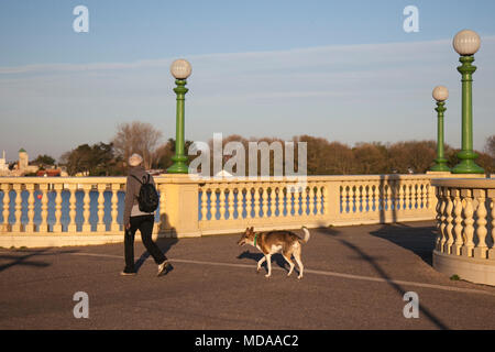 Southport, Merseyside, UK 19 Apr, 2018. UK Wetter. Sonnig, warm und blauer Himmel über die Marine Lake Venezianische Brücke an der Nordwestküste mit April Temperaturen erwartet in den 20er Jahren. Credit: MediaWorldImages/AlamyLiveNews. Stockfoto