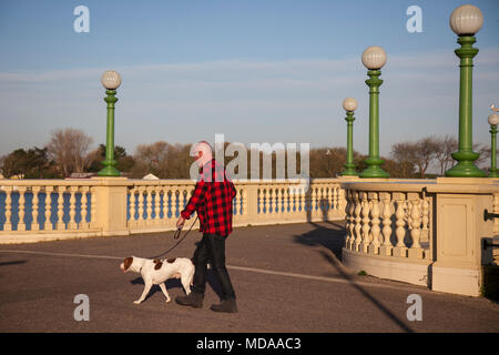 Southport, Merseyside, UK 19 Apr, 2018. UK Wetter. Sonnig, warm und blauer Himmel über die Marine Lake Venezianische Brücke an der Nordwestküste mit April Temperaturen erwartet in den 20er Jahren. Credit: MediaWorldImages/AlamyLiveNews. Stockfoto