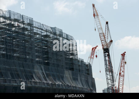 Krane sind in der neuen National Stadium im Bau am 19 April, 2018, Tokyo, Japan gesehen. Das neue Nationalstadion wird der Schauplatz für Tokio Olympischen und Paralympischen Spiele 2020. Credit: Rodrigo Reyes Marin/LBA/Alamy leben Nachrichten Stockfoto