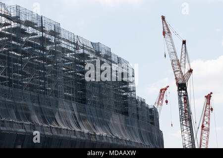 Krane sind in der neuen National Stadium im Bau am 19 April, 2018, Tokyo, Japan gesehen. Das neue Nationalstadion wird der Schauplatz für Tokio Olympischen und Paralympischen Spiele 2020. Credit: Rodrigo Reyes Marin/LBA/Alamy leben Nachrichten Stockfoto