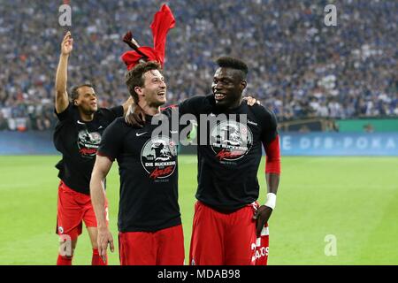 Gelsenkirchen, Deutschland. 18 Apr, 2018. Gelsenkirchen, 18. April 2018: DFB-Pokal 1/2-17/18-FC Schalke 04 gegen Deutschland. Eintracht Frankfurt v. li. David Abraham (Frankfurt) und Aymane Barkok (Frankfurt) Nachahmen/strong Mimik/Emotion. Geste/Geste/gestikulierte/laughsd/lächelnd/in eine gute Stimmung/grinsend/grinsend/| Quelle: dpa/Alamy leben Nachrichten Stockfoto