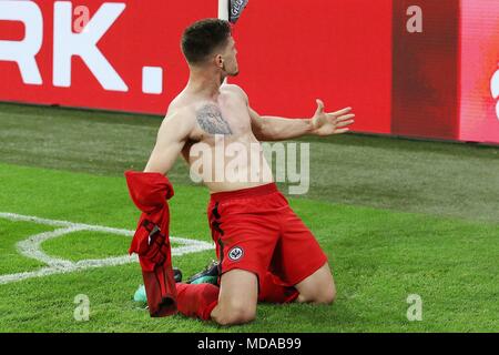 Gelsenkirchen, Deutschland. 18 Apr, 2018. Gelsenkirchen, 18. April 2018: DFB-Pokal 1/2-17/18-FC Schalke 04 gegen Deutschland. Eintracht Frankfurt Luka Jovic (Frankfurt) feiert nach seinem Ziel auf 0:1 Jubel/Freude/Emotion/goaljubel/Torwart/Ziel Schutz | Verwendung der weltweiten Kredit: dpa/Alamy leben Nachrichten Stockfoto