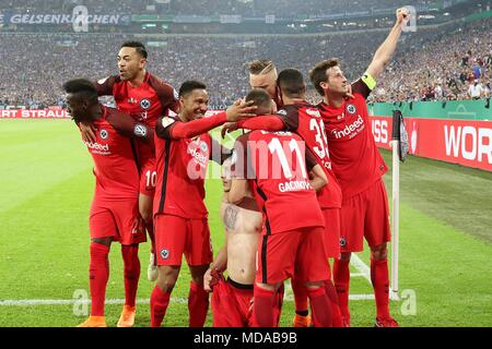 Gelsenkirchen, Deutschland. 18 Apr, 2018. Gelsenkirchen, 18. April 2018: DFB-Pokal 1/2-17/18-FC Schalke 04 gegen Deutschland. Eintracht Frankfurt Marco Fabian (Frankfurt) jubelte nach seinem Tor zum 0:1 mit seinem Team Jubel/Freude/Emotion/goaljubel/Torwart/Ziel Schutz | Verwendung der weltweiten Kredit: dpa/Alamy leben Nachrichten Stockfoto