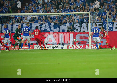 Gelsenkirchen, Deutschland. 18 Apr, 2018. Gelsenkirchen, 18. April 2018: DFB-Pokal 1/2-17/18-FC Schalke 04 gegen Deutschland. Eintracht Frankfurt Luka Jovic (Eintracht Frankfurt) Macht das Tor auf 0:1 Torwart / Zielsetzung Schutz | Verwendung der weltweiten Kredit: dpa/Alamy leben Nachrichten Stockfoto