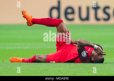 Gelsenkirchen, Deutschland. 18 Apr, 2018. Gelsenkirchen, 18. April 2018: DFB-Pokal 1/2-17/18-FC Schalke 04 gegen Deutschland. Eintracht Frankfurt Kevin Prince Boateng (Eintracht Frankfurt) Verletzt/Verletzungen/Schmerzen | Verwendung der weltweiten Kredit: dpa/Alamy leben Nachrichten Stockfoto