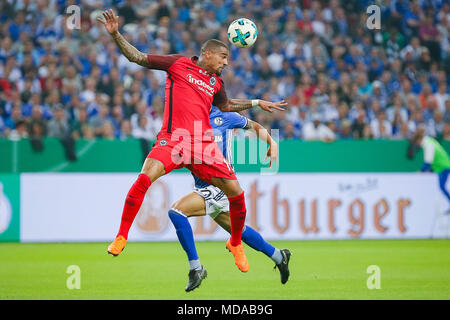 Gelsenkirchen, Deutschland. 18 Apr, 2018. Gelsenkirchen, 18. April 2018: DFB-Pokal 1/2-17/18-FC Schalke 04 gegen Deutschland. Eintracht Frankfurt Kevin Prince Boateng (Ballsaal Frankfurt) mit Kugel | Verwendung der weltweiten Kredit: dpa/Alamy leben Nachrichten Stockfoto