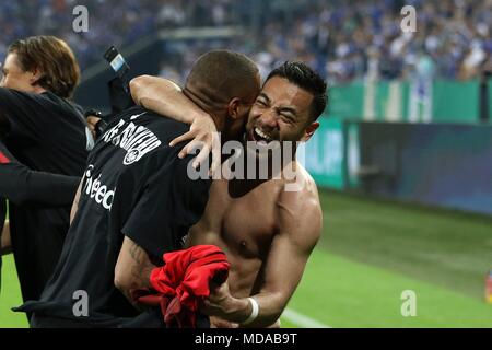 Gelsenkirchen, Deutschland. 18 Apr, 2018. Gelsenkirchen, 18. April 2018: DFB-Pokal 1/2-17/18-FC Schalke 04 gegen Deutschland. Eintracht Frankfurt v. li. Kevin-Prince Boateng (Frankfurt) und Marco Fabian (Frankfurt) Nachahmen/strong Mimik/Emotion. laughsd/lächelnd/in eine gute Stimmung/grinsend/grinsend/| Verwendung der weltweiten Kredit: dpa/Alamy leben Nachrichten Stockfoto