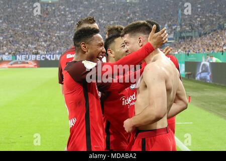 Gelsenkirchen, Deutschland. 18 Apr, 2018. Gelsenkirchen, 18. April 2018: DFB-Pokal 1/2-17/18-FC Schalke 04 gegen Deutschland. Eintracht Frankfurt Luka Jovic (Frankfurt) feiert nach seinem Ziel zu 0:1 mit Jonathan De Guzman (Frankfurt) Jubel/Freude/Emotion/goaljubel/Torwart/Ziel Schutz | Verwendung der weltweiten Kredit: dpa/Alamy leben Nachrichten Stockfoto