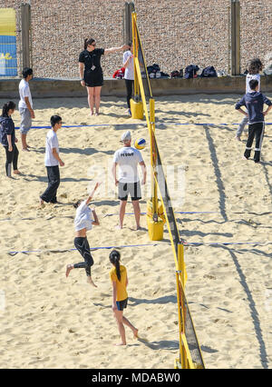 Brighton, UK. 19 Apr, 2018. Es ist an der Yellowave Beachvolleyball am Strand von Brighton beschäftigt heute morgen als Spieler, die die meisten von einem anderen heißen, sonnigen Tag zu machen. Die heissen, sonnigen Wetter ist in Großbritannien mit Temperaturen erwartet In den 20er Jahren in Teilen der South East Credit zu erreichen: Simon Dack/Alamy Live News, um fortzufahren Stockfoto