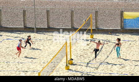 Brighton, UK. 19 Apr, 2018. Es ist an der Yellowave Beachvolleyball am Strand von Brighton beschäftigt heute morgen als Spieler, die die meisten von einem anderen heißen, sonnigen Tag zu machen. Die heissen, sonnigen Wetter ist in Großbritannien mit Temperaturen erwartet In den 20er Jahren in Teilen der South East Credit zu erreichen: Simon Dack/Alamy Live News, um fortzufahren Stockfoto