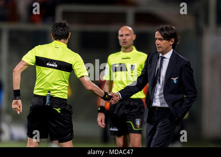 Antonio Damato Schiedsrichter und Simone Inzaghi Trainer von Latium während Erie der Italienischen eine "Übereinstimmung zwischen Fiorentina 3-4 Lazio im Stadion Artemio Franchi am 18. April in Florenz, Italien 2018. (Foto von Maurizio Borsari/LBA) Stockfoto