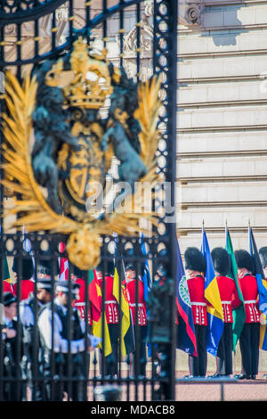 Buckingham Palace, London, Großbritannien. 19 Apr, 2018. Ein Schutz der Ehre, bestehend aus 104 Offiziere und Soldaten der Coldstream Guards, um 55 Fahnenträger der Nummer 7 Firma, Coldstream Guards und die Band und Korps der Trommeln der Coldstream Guards am Buckingham Palace begleitet. Ihre Majestät die Königin begrüßt die Commonwealth Regierungschefs zum Buckingham Palace für die feierliche Eröffnung des Gipfels. Credit: Guy Bell/Alamy leben Nachrichten Stockfoto