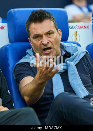 Gelsenkirchen, Deutschland. 18 Apr, 2018. Schalke 04 - Frankfurt Fußball-Cup, Gelsenkirchen, April 18, 2018 Christian Heidel, Direktor Sport FC Schalke 04, gestikuliert und erteilen Anweisungen, Aktion, Bild, Geste, Gestik, Bewegung, zeigen, interpretieren, Mimik, FC Schalke 04 - Eintracht Frankfurt 0-1 1. Division DFB-Pokal, Fußball-Bundesliga, DFB-Pokal, Halbfinale, Gelsenkirchen, April 18, 2018, Saison 2017/2018 © Peter Schatz/Alamy leben Nachrichten Stockfoto