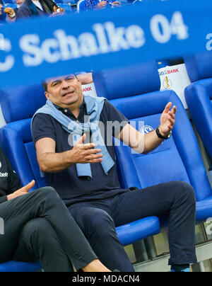 Gelsenkirchen, Deutschland. 18 Apr, 2018. Schalke 04 - Frankfurt Fußball-Cup, Gelsenkirchen, April 18, 2018 Christian Heidel, Direktor Sport FC Schalke 04, gestikuliert und erteilen Anweisungen, Aktion, Bild, Geste, Gestik, Bewegung, zeigen, interpretieren, Mimik, FC Schalke 04 - Eintracht Frankfurt 0-1 1. Division DFB-Pokal, Fußball-Bundesliga, DFB-Pokal, Halbfinale, Gelsenkirchen, April 18, 2018, Saison 2017/2018 © Peter Schatz/Alamy leben Nachrichten Stockfoto