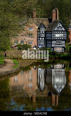 Worsley, Manchester. 19 Apr, 2018. UK Wetter: Sonne in Worsley, Manchester auf was erwartet ist der heißeste Tag des Jahres so weit. Temperaturen werden erwartet, die Mitte 20 Grad Celsius am Nachmittag und die Hitzewelle wird bis zum Wochenende zu erreichen. Ein Läufer Joggen entlang der Bridgewater Canal in Richtung der ikonischen Paket Haus. Bild von Paul Heyes, Donnerstag, 19 April, 2018. Credit: Paul Heyes/Alamy leben Nachrichten Stockfoto