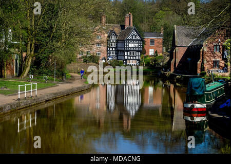 Worsley, Manchester. 19 Apr, 2018. UK Wetter: Sonne in Worsley, Manchester auf was erwartet ist der heißeste Tag des Jahres so weit. Temperaturen werden erwartet, die Mitte 20 Grad Celsius am Nachmittag und die Hitzewelle wird bis zum Wochenende zu erreichen. Ein Radfahrer Fahrten entlang der Bridgewater Canal Vergangenheit der legendären Paket Haus. Bild von Paul Heyes, Donnerstag, 19 April, 2018. Credit: Paul Heyes/Alamy leben Nachrichten Stockfoto