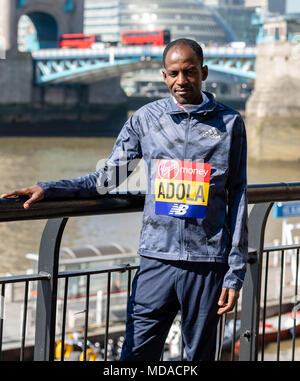 London, Großbritannien. 19 April 2018, London, UK. Marathon, Männer Elite Guye Adola (Äthiopien, Kredit: Ian Davidson/Alamy leben Nachrichten Stockfoto