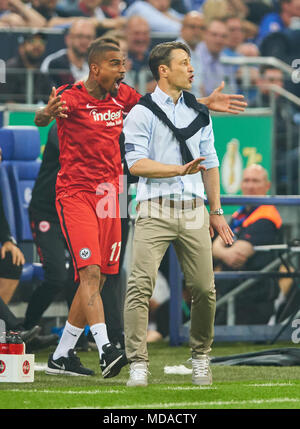 Gelsenkirchen, Deutschland. 18 Apr, 2018. Schalke 04 - Frankfurt Fußball-Cup, Gelsenkirchen, April 18, 2018 Niko Kovac, Trainer FRA Kevin-Prince Boateng, FRA 17 Jubel, Freude, Emotionen, feiern, lachen, Jubeln, Jubeln, reißt die Arme, ballte die Faust, FC Schalke 04 - Eintracht Frankfurt 0-1 1. Division DFB-Pokal, Fußball-Bundesliga, DFB-Pokal, Halbfinale, Gelsenkirchen, April 18, 2018, Saison 2017/2018 © Peter Schatz/Alamy leben Nachrichten Stockfoto