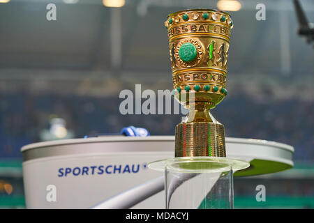 Gelsenkirchen, Deutschland. 18 Apr, 2018. Schalke 04 - Frankfurt Fußball-Cup, Gelsenkirchen, 18. April 2018 DFB Pokal, der Pokal FC Schalke 04 - Eintracht Frankfurt 0-1 1. Division DFB-Pokal, Fußball-Bundesliga, DFB-Pokal, Halbfinale, Gelsenkirchen, April 18, 2018, Saison 2017/2018 © Peter Schatz/Alamy leben Nachrichten Stockfoto