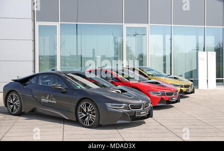 18 April 2018, Deutschland, Leipzig: Drei BMW ich 8 Fahrzeuge in Schwarz, Rot und Gold außerhalb des BMW-Werk in Leipzig. Der Plug-in-Hybrid Sport Auto hat im BMW-Werk in Leipzig seit 2013 gebaut. Foto: Jan Woitas/dpa-Zentralbild/dpa Stockfoto