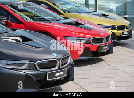 18 April 2018, Deutschland, Leipzig: Drei BMW ich 8 Fahrzeuge in Schwarz, Rot und Gold außerhalb des BMW-Werk in Leipzig. Der Plug-in-Hybrid Sport Auto hat im BMW-Werk in Leipzig seit 2013 gebaut. Foto: Jan Woitas/dpa-Zentralbild/dpa Stockfoto