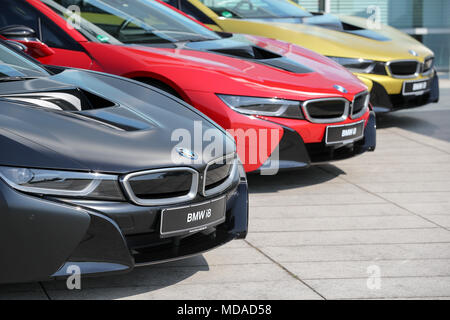 18 April 2018, Deutschland, Leipzig: Drei BMW ich 8 Fahrzeuge in Schwarz, Rot und Gold außerhalb des BMW-Werk in Leipzig. Der Plug-in-Hybrid Sport Auto hat im BMW-Werk in Leipzig seit 2013 gebaut. Foto: Jan Woitas/dpa-Zentralbild/dpa Stockfoto