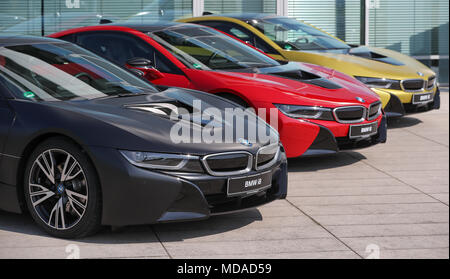 18 April 2018, Deutschland, Leipzig: Drei BMW ich 8 Fahrzeuge in Schwarz, Rot und Gold außerhalb des BMW-Werk in Leipzig. Der Plug-in-Hybrid Sport Auto hat im BMW-Werk in Leipzig seit 2013 gebaut. Foto: Jan Woitas/dpa-Zentralbild/dpa Stockfoto