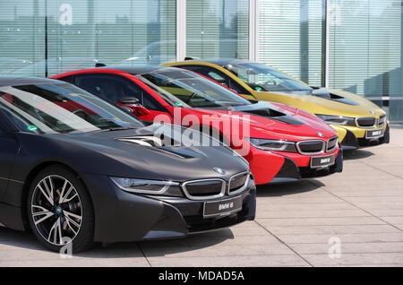 18 April 2018, Deutschland, Leipzig: Drei BMW ich 8 Fahrzeuge in Schwarz, Rot und Gold außerhalb des BMW-Werk in Leipzig. Der Plug-in-Hybrid Sport Auto hat im BMW-Werk in Leipzig seit 2013 gebaut. Foto: Jan Woitas/dpa-Zentralbild/dpa Stockfoto