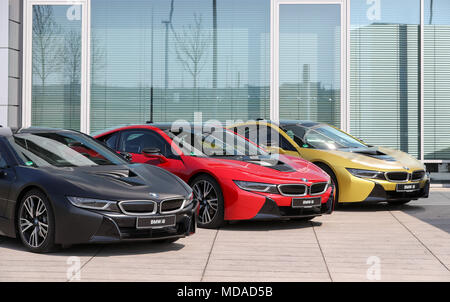 18 April 2018, Deutschland, Leipzig: Drei BMW ich 8 Fahrzeuge in Schwarz, Rot und Gold außerhalb des BMW-Werk in Leipzig. Der Plug-in-Hybrid Sport Auto hat im BMW-Werk in Leipzig seit 2013 gebaut. Foto: Jan Woitas/dpa-Zentralbild/dpa Stockfoto