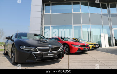 18 April 2018, Deutschland, Leipzig: Drei BMW ich 8 Fahrzeuge in Schwarz, Rot und Gold außerhalb des BMW-Werk in Leipzig. Der Plug-in-Hybrid Sport Auto hat im BMW-Werk in Leipzig seit 2013 gebaut. Foto: Jan Woitas/dpa-Zentralbild/dpa Stockfoto