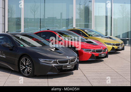 18 April 2018, Deutschland, Leipzig: Drei BMW ich 8 Fahrzeuge in Schwarz, Rot und Gold außerhalb des BMW-Werk in Leipzig. Der Plug-in-Hybrid Sport Auto hat im BMW-Werk in Leipzig seit 2013 gebaut. Foto: Jan Woitas/dpa-Zentralbild/dpa Stockfoto