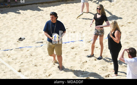 Brighton, Großbritannien - 19 April 2018 James Argent als Arg bekannt spielt Beachvolleyball am Brighton Seafront mit Extras aus der Reality-TV-Show "Der einzige Weg ist Essex', wie sie das schöne sonnige Wetter während der Dreharbeiten zu genießen. Die heissen, sonnigen Wetter ist in Großbritannien mit Temperaturen erwartet In den 20er Jahren in Teilen der South East Credit zu erreichen: Simon Dack/Alamy Leben Nachrichten: Simon Dack/Alamy Live News, um fortzufahren Stockfoto