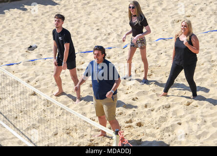 Brighton, Großbritannien - 19 April 2018 James Argent als Arg bekannt spielt Beachvolleyball am Brighton Seafront mit Extras aus der Reality-TV-Show "Der einzige Weg ist Essex', wie sie das schöne sonnige Wetter während der Dreharbeiten zu genießen. Die heissen, sonnigen Wetter ist in Großbritannien mit Temperaturen erwartet In den 20er Jahren in Teilen der South East Credit zu erreichen: Simon Dack/Alamy Leben Nachrichten: Simon Dack/Alamy Live News, um fortzufahren Stockfoto