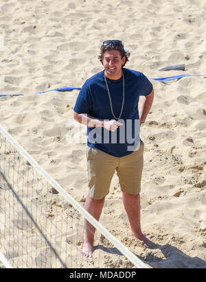 Brighton, Großbritannien - 19 April 2018 James Argent als Arg bekannt spielt Beachvolleyball am Brighton Seafront mit Extras aus der Reality-TV-Show "Der einzige Weg ist Essex', wie sie das schöne sonnige Wetter während der Dreharbeiten zu genießen. Die heissen, sonnigen Wetter ist in Großbritannien mit Temperaturen erwartet In den 20er Jahren in Teilen der South East Credit zu erreichen: Simon Dack/Alamy Leben Nachrichten: Simon Dack/Alamy Live News, um fortzufahren Stockfoto